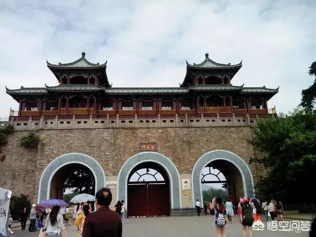 南京鸡鸣寺那里的明城墙收30元门票,你认为值么?