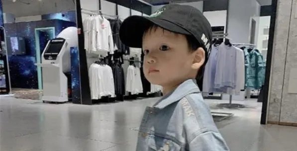 她花六年整容成杨幂,嫁给富二代后,如今现状怎么样?