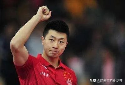 王楚钦冰敷坚持比赛并晋级决赛,3:2淘汰马龙,龙队全程无表情不兴奋,究竟怎么啦?