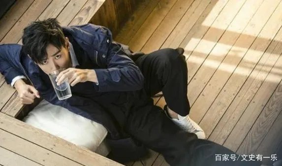 王彦霖和艾佳妮在三亚结婚,伴郎团接亲把新郎扔进水池,这是玩过头了吗?