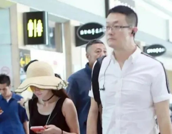 姚笛老公深夜约会疑出轨！女方身材火辣 双方动作暧昧
