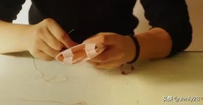 芭比娃娃裙子简单做法?