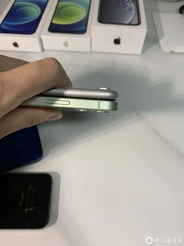 给老爸老妈换个iPhone吧!——iPhone12开箱简评。还把屏幕划伤了!