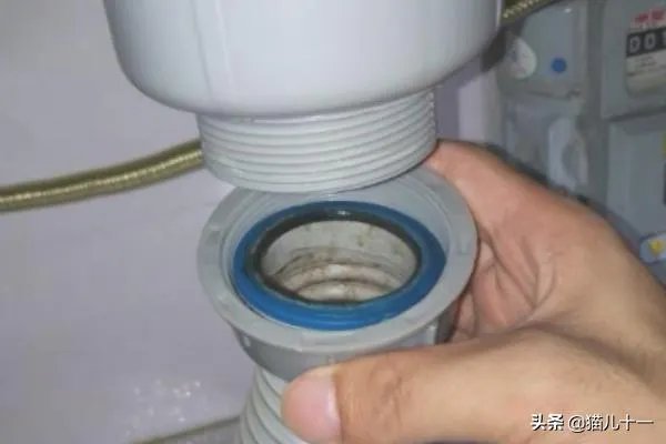 厨房下水管发臭如何更换？