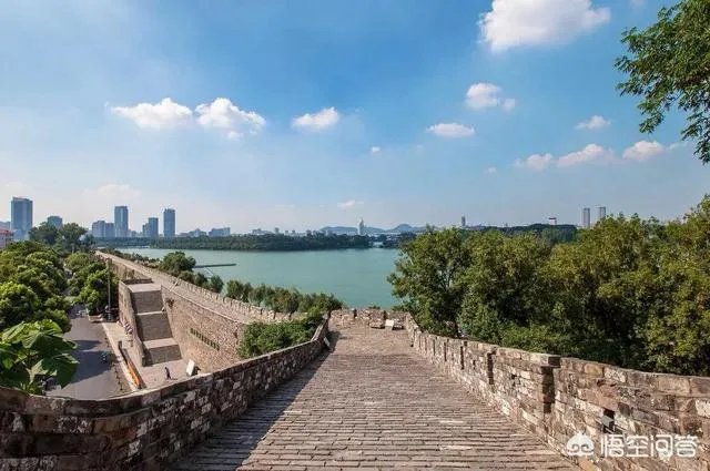 南京鸡鸣寺那里的明城墙收30元门票,你认为值么?
