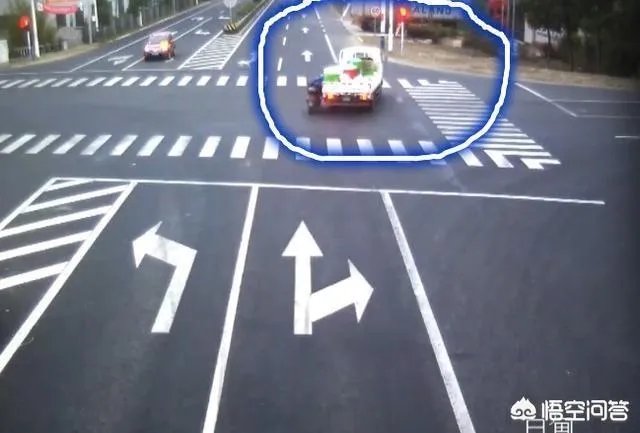 江苏海安一对夫妻先后闯红灯，一个赔钱一个住院，如何看待这种行为？