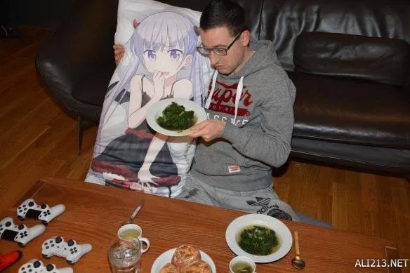 世界第一死宅萝莉早餐毁三观 众多美少女都被舔遍!