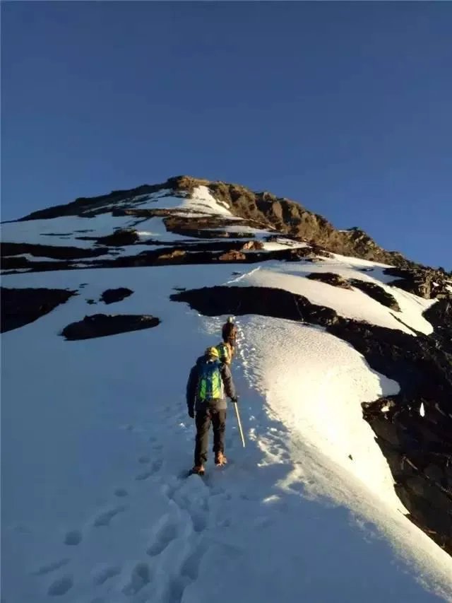 四姑娘山三峰是一座什么样的山峰？普通山友在攀登前应该做哪些准备？