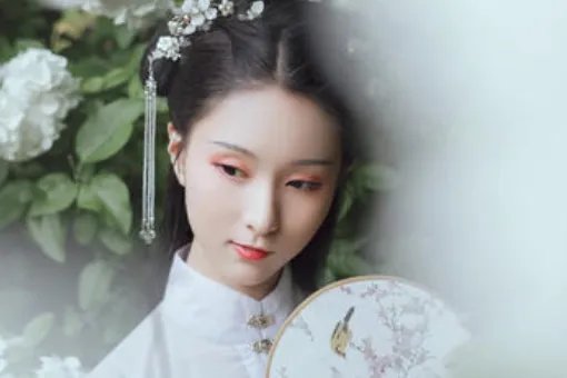 千树万树梨花开的上一句是什么？