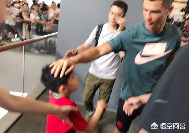 C罗中国行期间,为何会面中国球员王大雷?