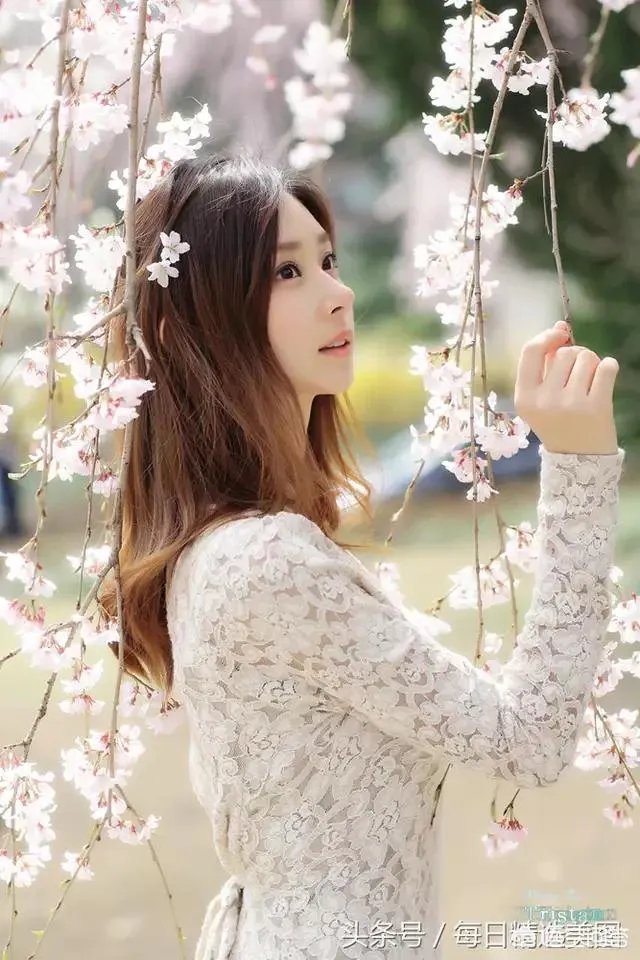 上联:听红尘恋歌的感伤,缱绻珍藏心事。下联你会吗?
