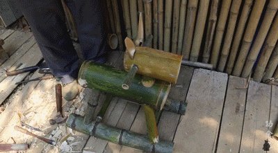 61岁中国大爷火爆外媒!靠“玩”木头炸翻热搜,惹上亿老外看傻眼:简直是宝藏爷爷!