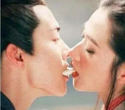 明星拍吻戏为了不用真亲,各种道具也是绝了,还不如不用呢,你怎么看?