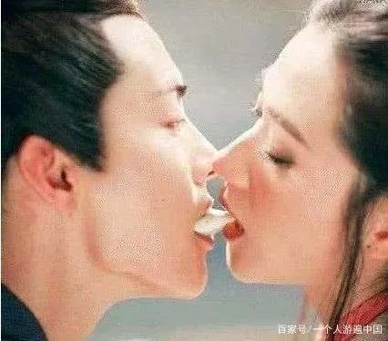明星拍吻戏为了不用真亲,各种道具也是绝了,还不如不用呢,你怎么看?