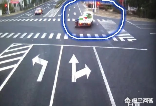 江苏海安一对夫妻先后闯红灯，一个赔钱一个住院，如何看待这种行为？